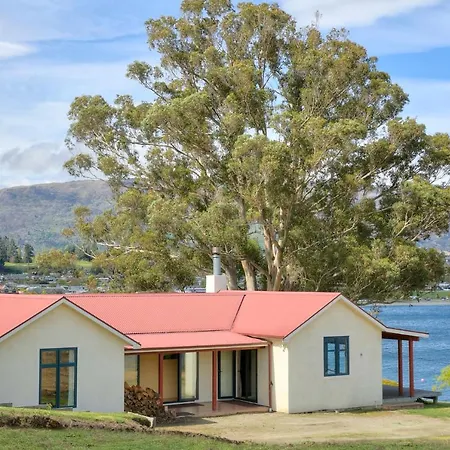 The Lakefront Gem - Wanaka Holiday Home