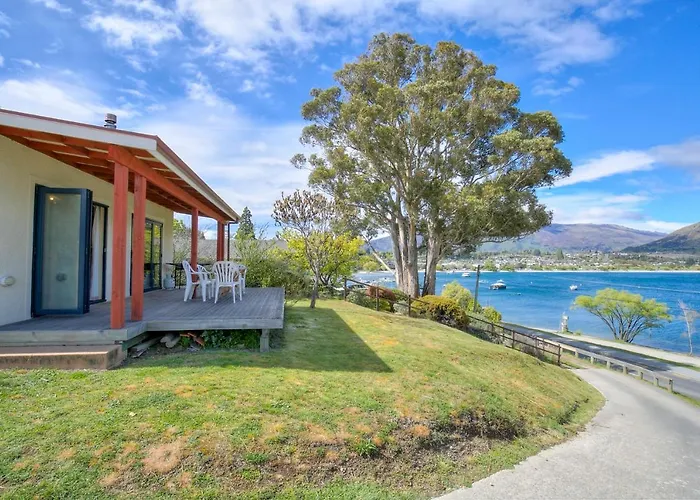 The Lakefront Gem - Holiday home *