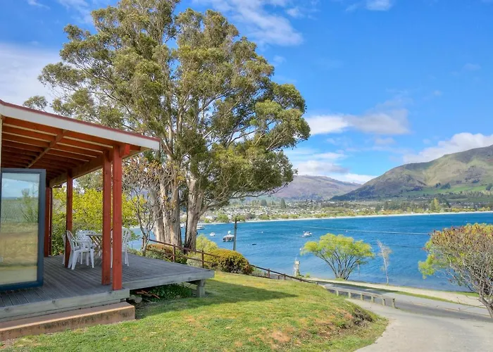 The Lakefront Gem - Holiday home Wanaka