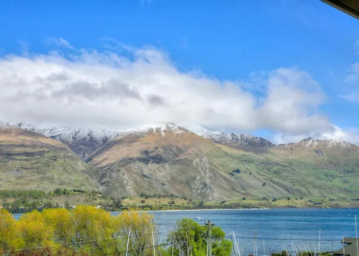 The Lakefront Gem - Holiday home
