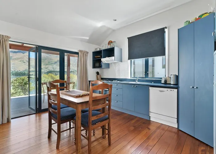 Holiday home The Lakefront Gem - *