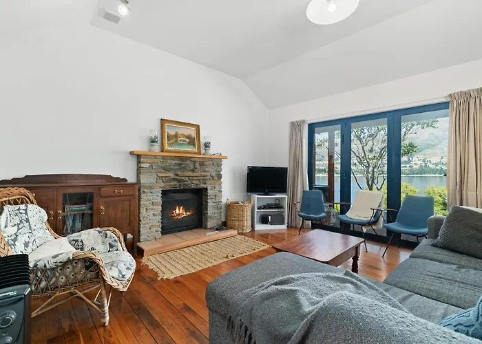 The Lakefront Gem - Holiday home Wanaka