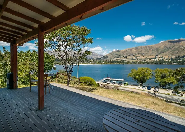 The Lakefront Gem - Holiday home Wanaka